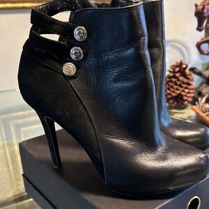 Guess Black Leather High-Heel Ankle Boots with Decorative Buttons